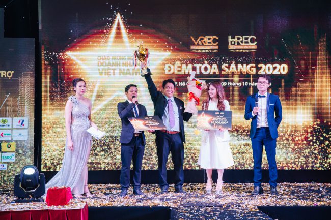 CEO Bùi Ngọc Hùng - Công ty TNHH TMDV Hùng Vân tham gia giao lưu văn nghệ Đêm tỏa sáng 2020